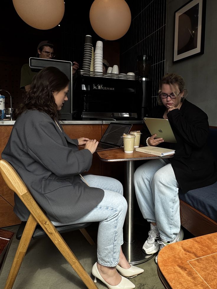 Women working together in a caf&eacute;.